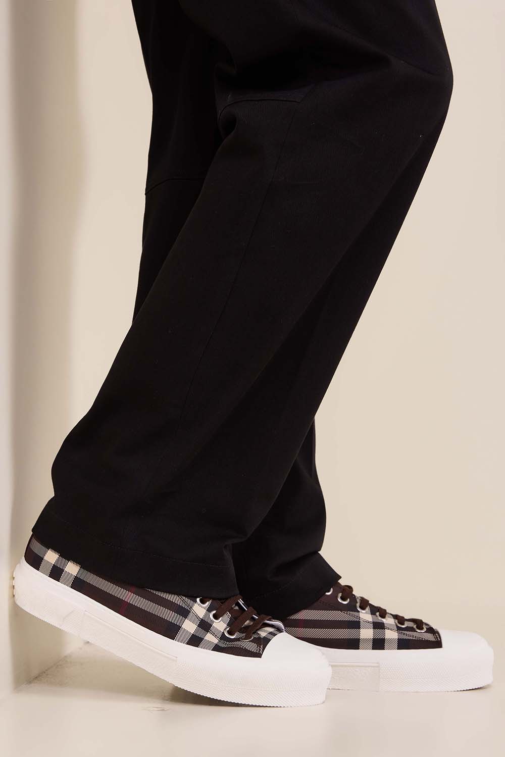 תמונת כל הלוק של נעלי סניקרס